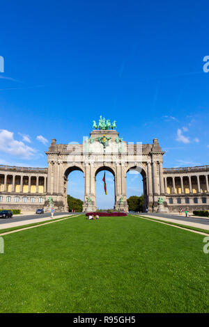 Brüssel, Belgien - May 30, 2014: Triumphbogen im Parc du Cinquantenaire, Brüssel, Belgien Stockfoto