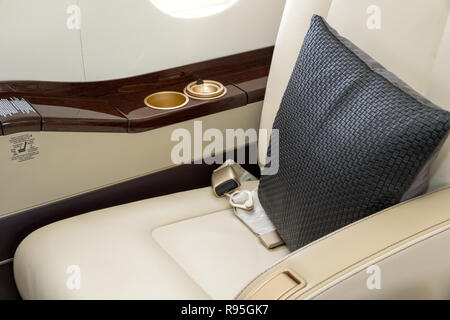 Comfortible Stühle in einem modernen Business Jet Flugzeug. Stockfoto