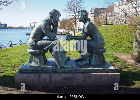 Kopenhagen, Dänemark - 11 April 2016: Siddende unge mennesker (sitzen junge Leute) Statue von Johannes Hansen Stockfoto