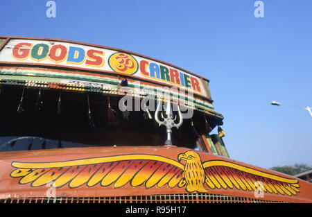 Waren Träger Lkw closeup angezeigt Lord Shiva trishul trident Symbol, Indien Stockfoto