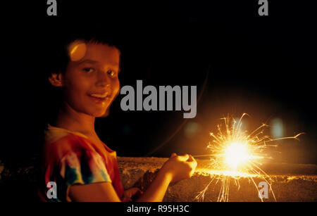 Mädchen brennendes Feuer Krackanlage auf Diwali Lichterfest Bombay Mumbai Maharashtra Indien Stockfoto