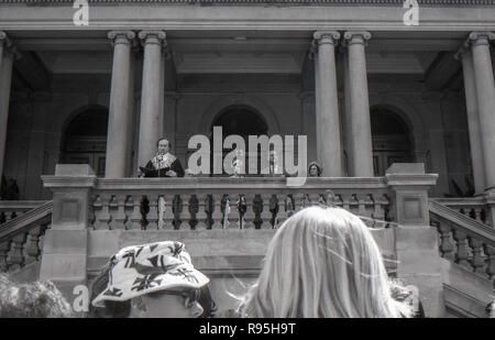 Sydney, Australien, 13. März 1977: Der Oberbürgermeister der Stadt Sydney, Stadtrat Leo Hafen begrüßt Queen Elizabeth und Prinz Philip an einem Civic Empfang in der Sydney Town Hall statt. Das königliche Paar besucht Sydney als Teil ihrer Silbernen Jubiläum World Tour. Die Teilnahme war auch Stadtrat's Port Frau Edith. Foto Stephen Dwyer (im Alter von 17 Jahren) Stockfoto