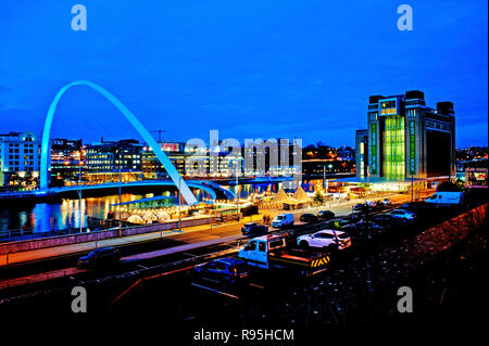 Millennium Bridge bei Nacht in blaues Licht Newcastle upon Tyne, England Stockfoto