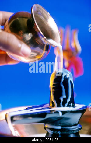 Anbetung des Gottes Shiva Linga Anbetung gießen Milch auf shivling Stockfoto