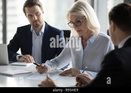 Konzentriert im Alter von geschäftsfrau Kontrolle vor SIGNIN Stockfoto