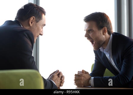 Schreien Geschäftsleute sitzen Gesicht starrte zu jedem ot Gesicht Stockfoto