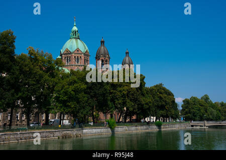 München, Deutschland. August 21, 2018. Isar und St. Luke's Church (lukaskirche), die größte protestantische Kirche in München Stockfoto