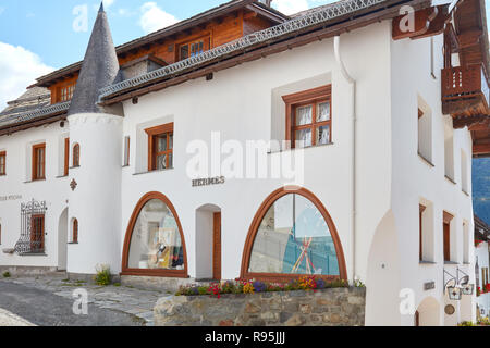 SANKT MORITZ, SCHWEIZ - 16. AUGUST 2018: Hermes Luxury Stores in typischen Haus in sonniger Sommertag in Sankt Moritz, Schweiz Stockfoto