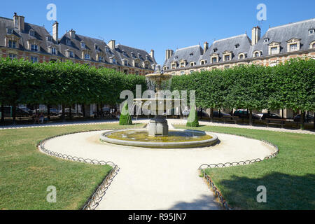 Place des Vosges mit Brunnen in Paris an einem sonnigen Morgen, Clear blue sky Stockfoto