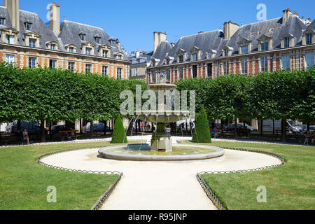 Leere Place des Vosges in Paris an einem sonnigen Sommertag, Clear blue sky Stockfoto