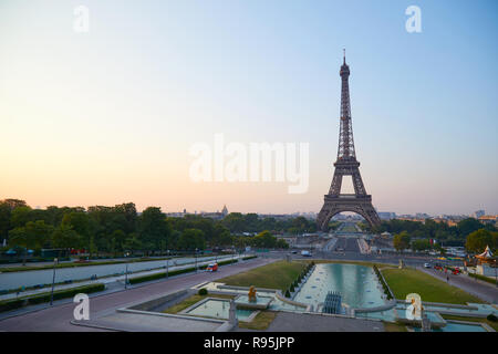 Eiffelturm bei Sonnenaufgang, von Trocadero in Paris, Frankreich Stockfoto