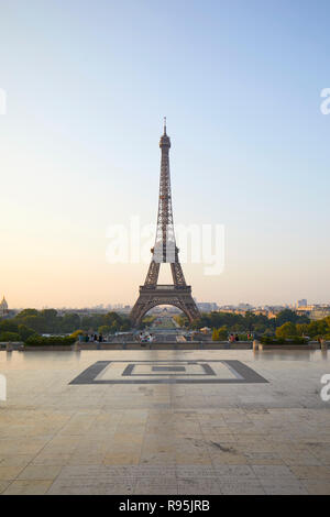 PARIS, Frankreich, 7. Juli 2018: Eiffelturm und Leute an der Aussicht suchen, am frühen Morgen in Paris, Frankreich Stockfoto