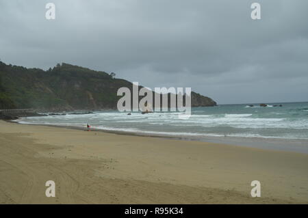 Schönes Foto von El Aguilar Beach an einem regnerischen Tag. Juli 29, 2015. Landschaften, Natur, Reisen. Muros De Nalon, Asturien, Spanien. Stockfoto