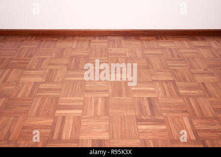 Leeren Raum mit braunem Holz Fliesen und weiße leere Wand Stockfoto