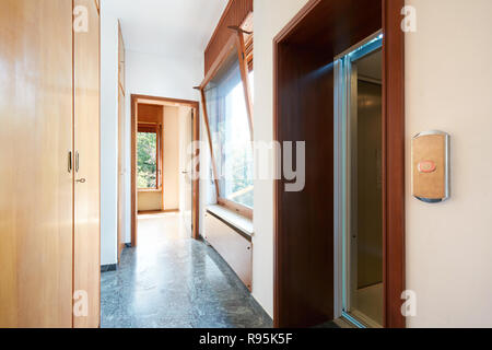 Flur mit Kleiderschrank aus Holz, Fenster und Tür in Country House Stockfoto