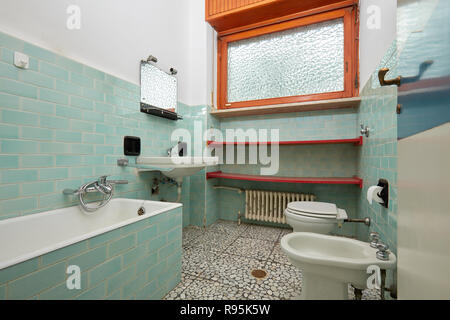 Normale Badezimmer in der alten Wohnung Interieur Stockfoto