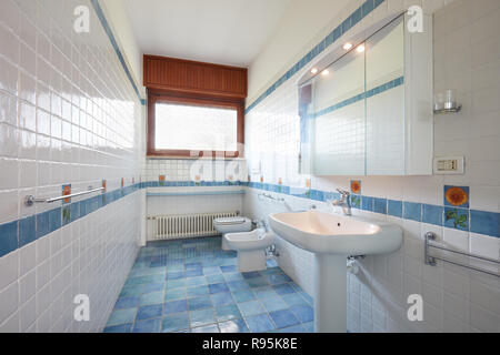 Normale Badezimmer mit blauen und weißen Fliesen in der Wohnung Interieur Stockfoto