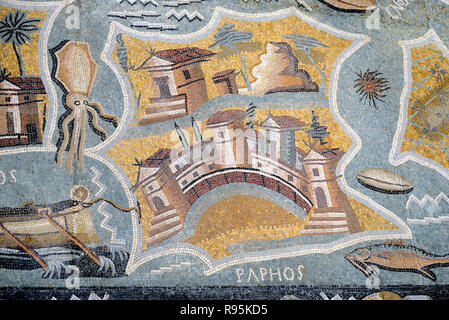 Römisches Fußbodenmosaik (c3 rd-c 4.) von Paphos und Karte oder Plan von Zypern von der antiken römischen Stadt Ammaedara Haidra Tunesien Stockfoto
