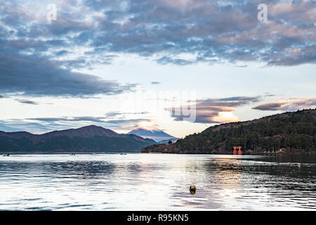 Berg Fuji und Hakone See Ashi mit Tempel und Schiff im Herbst Stockfoto