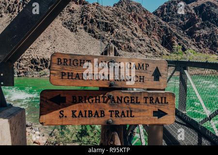Ein paar Holz- trail Zeichen auf der Bright Angel Brücke durch den grünen Colorado River im Grand Canyon Grand Canyon Nationalpark in Arizona, USA Stockfoto
