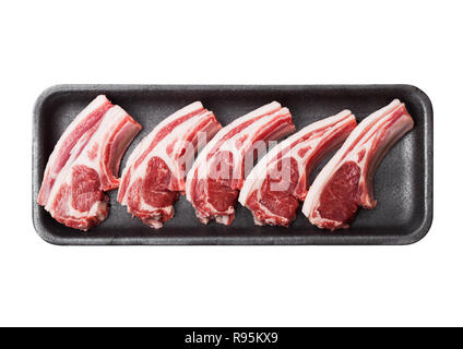 Frisches rohes Rindfleisch Metzger Lamm Koteletts in Kunststoff Fach auf Weiß. Stockfoto