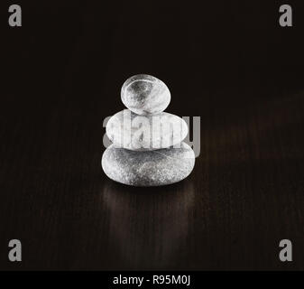 Pyramide der Steine als Symbol für Stabilität, Harmonie, Balance. Konzept Entspannung Stockfoto