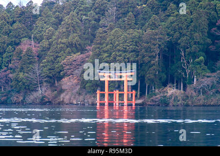 Berg Fuji und Hakone See Ashi mit Tempel und Schiff im Herbst Stockfoto