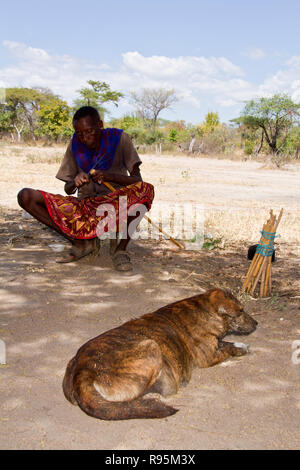 Eine Gruppe von Massai zogen in den Ruaha National Park östliche Grenze, in den 70er Jahren die Beschränkungen von Julius Nyere des Njaama zu entkommen Stockfoto