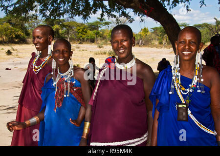 Eine Gruppe von Massai zogen in den Ruaha National Park östliche Grenze, in den 70er "die Beschränkungen von Julius Nyere des Njaama zu entkommen Stockfoto