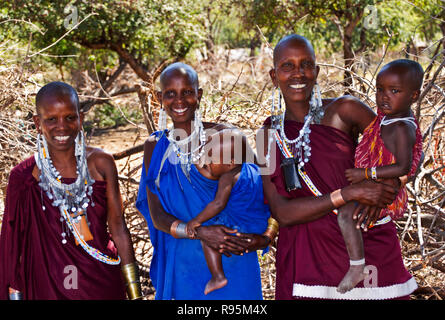 Eine Gruppe von Massai zogen in den Ruaha National Park östliche Grenze, in den 70er Jahren die Beschränkungen von Julius Nyere des Njaama zu entkommen Stockfoto