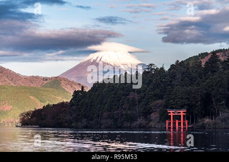 Berg Fuji und Hakone See Ashi mit Tempel und Schiff im Herbst Stockfoto