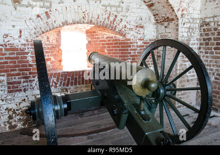 Eine große Kanone im Fort Pulaski National Monument in der Nähe von Savannah Georgia Stockfoto