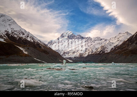 Die Hooker Gletscher ist einer von mehreren Gletschern in der Nähe der Skipisten von Aoraki/Mount Cook in den südlichen Alpen Neuseelands Stockfoto