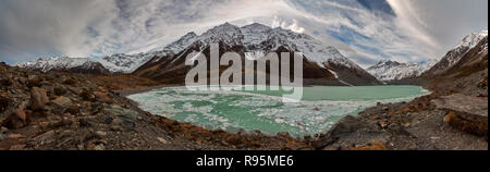 Die Hooker Gletscher ist einer von mehreren Gletschern in der Nähe der Skipisten von Aoraki/Mount Cook in den südlichen Alpen Neuseelands Stockfoto