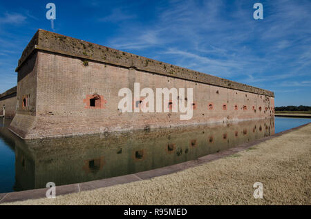 Bullet Löcher/Cannon Löcher in die Mauern des Fort Pulaski National Monument in Georgien aus dem Bürgerkrieg Stockfoto