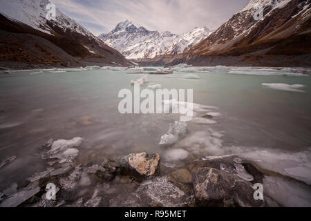 Die Hooker Gletscher ist einer von mehreren Gletschern in der Nähe der Skipisten von Aoraki/Mount Cook in den südlichen Alpen Neuseelands Stockfoto