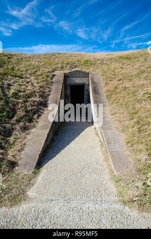 Eingangstür zu einem Bunker im Fort Pulaski National Monument in Georgien Stockfoto