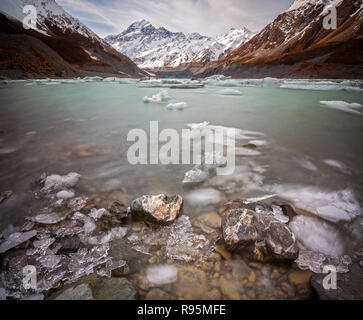 Die Hooker Gletscher ist einer von mehreren Gletschern in der Nähe der Skipisten von Aoraki/Mount Cook in den südlichen Alpen Neuseelands Stockfoto