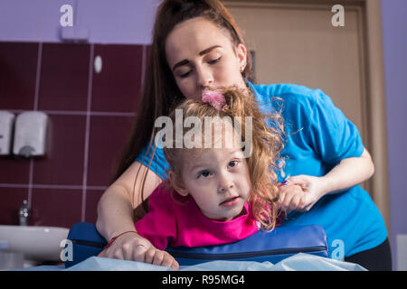 Physiotherapie in der Medizin Klinik mit einem Baby mit einer Zerebralparese. Stockfoto