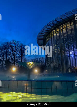 Dezember 2018 - Spa, Belgien: Außenpool im Les Thermes de Spa, der Spa Komplex der Stadt Spa, während blaue Stunde. Stockfoto