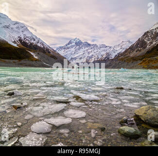 Die Hooker Gletscher ist einer von mehreren Gletschern in der Nähe der Skipisten von Aoraki/Mount Cook in den südlichen Alpen Neuseelands Stockfoto