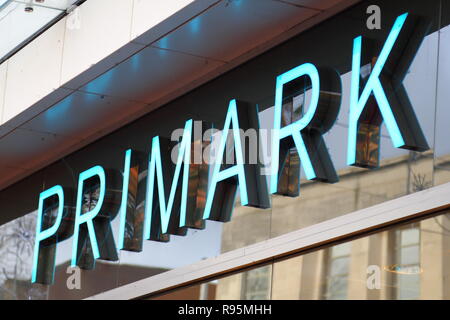 Primark Logo über dem Shop in Reading, Großbritannien Stockfoto