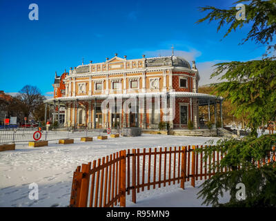 Historische Pavillon Des Petits Jeux im Zentrum von Spa, Belgien, Teil der Galerie Leopold II. und dem Parc de Sept Heures, mit Schnee bedeckt. Stockfoto