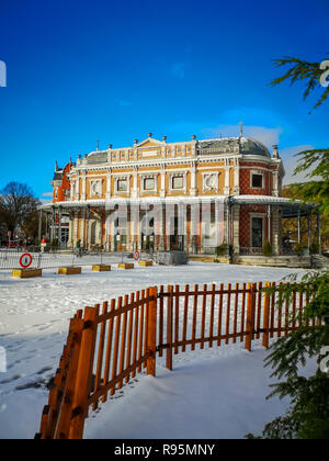 Historische Pavillon Des Petits Jeux im Zentrum von Spa, Belgien. Der Pavillon ist Teil der Galerie Leopold II. und dem Parc de Sept Heures. Stockfoto