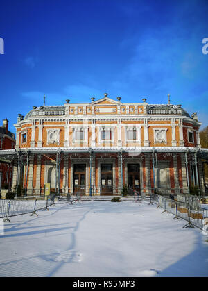 Historische Pavillon Des Petits Jeux im Zentrum von Spa, Belgien, Teil der Galerie Leopold II. und dem Parc De Sept Heures, mit Schnee bedeckt. Stockfoto