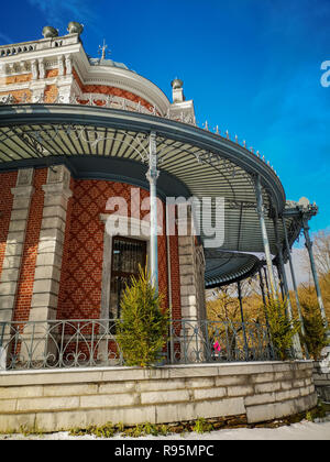 Historische Pavillon Des Petits Jeux im Zentrum von Spa, Belgien, Teil der Galerie Leopold II. und dem Parc de Sept Heures, mit Schnee bedeckt. Stockfoto