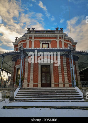 Historische Pavillon Des Petits Jeux im Zentrum von Spa, Belgien, Teil der Galerie Leopold II. und dem Parc de Sept Heures, mit Schnee bedeckt. Stockfoto