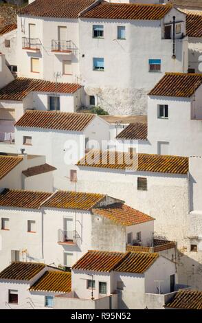 Casares, Provinz Malaga, Andalusien, Südspanien. Gesamtansicht der Stadt. Stockfoto
