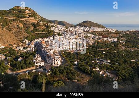 Frigiliana, Provinz Malaga, Andalusien, Südspanien. Typische und viel besucht, weißen Dorf im Landesinneren von Nerja an der Costa del Sol. Stockfoto