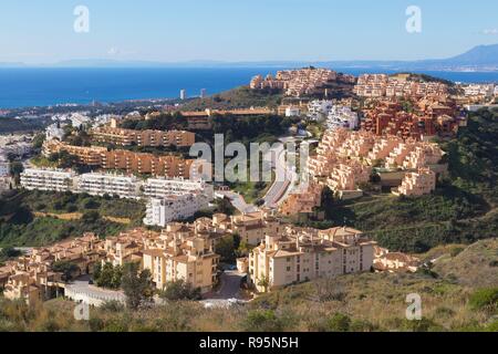 Inland La Cala de Mijas, Costa del Sol, Provinz Malaga, Andalusien, Südspanien. Apartment Gebäude zwei bis drei Kilometer landeinwärts mit Meerblick. Stockfoto